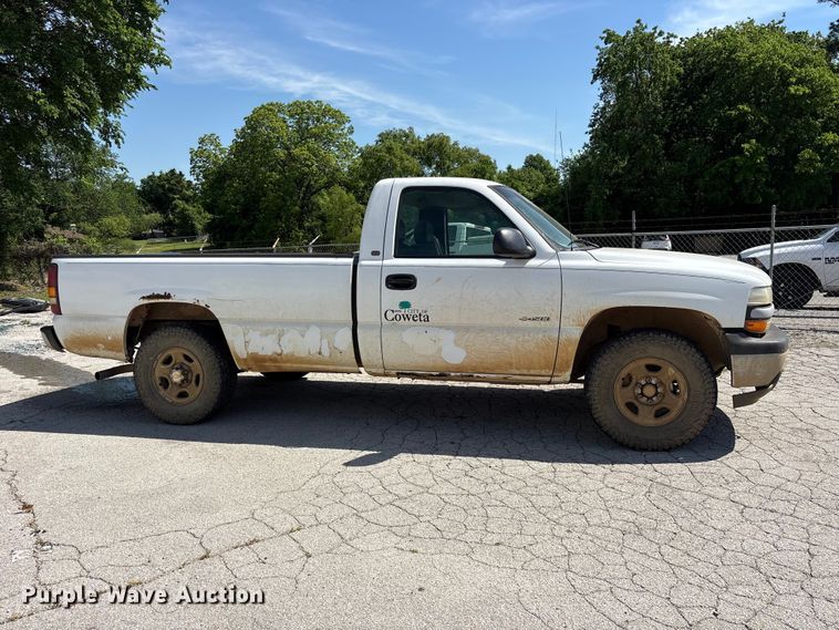 image for item ES8997 2002 Chevrolet Silverado 1500 pickup truck