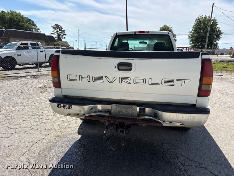 image for item ES8997 2002 Chevrolet Silverado 1500 pickup truck