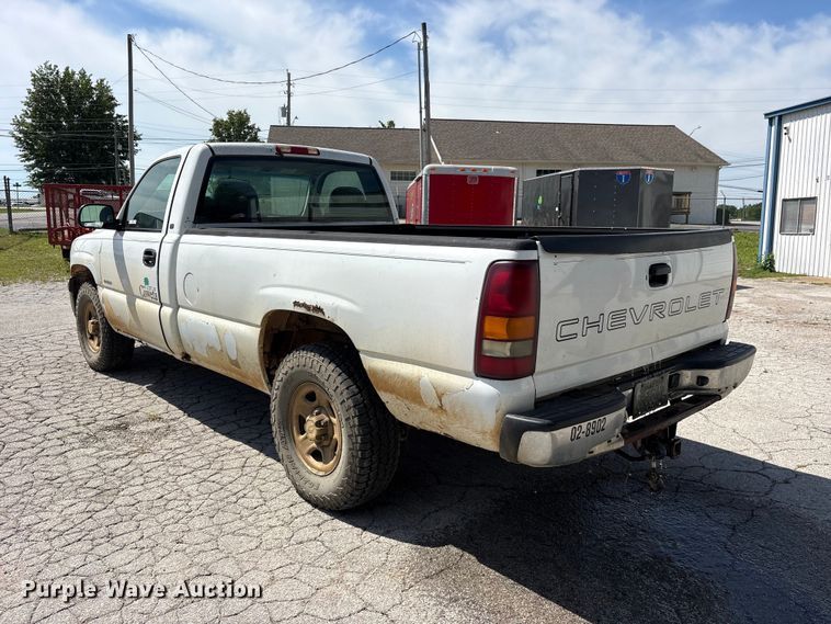 image for item ES8997 2002 Chevrolet Silverado 1500 pickup truck