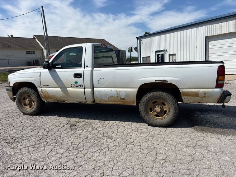 image for item ES8997 2002 Chevrolet Silverado 1500 pickup truck