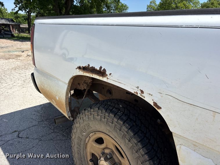 image for item ES8997 2002 Chevrolet Silverado 1500 pickup truck