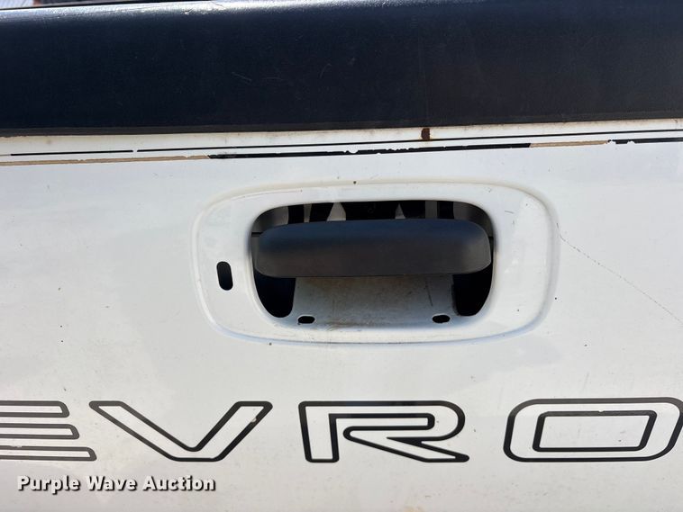 image for item ES8997 2002 Chevrolet Silverado 1500 pickup truck