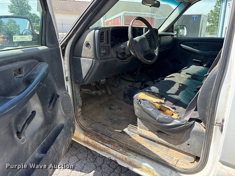 image for item ES8997 2002 Chevrolet Silverado 1500 pickup truck