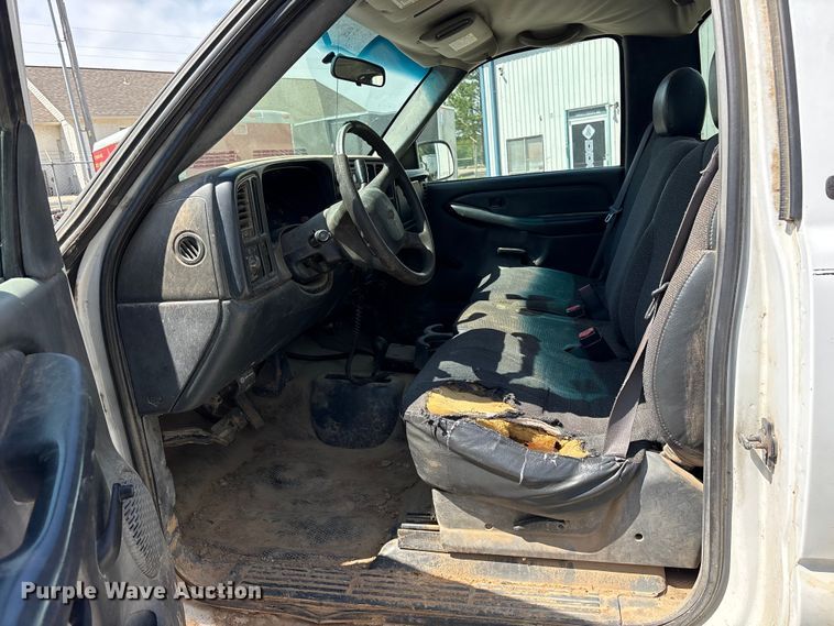image for item ES8997 2002 Chevrolet Silverado 1500 pickup truck