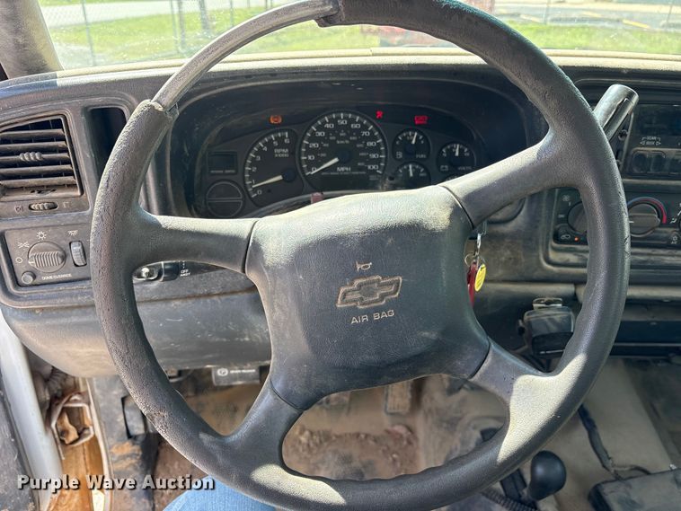 image for item ES8997 2002 Chevrolet Silverado 1500 pickup truck
