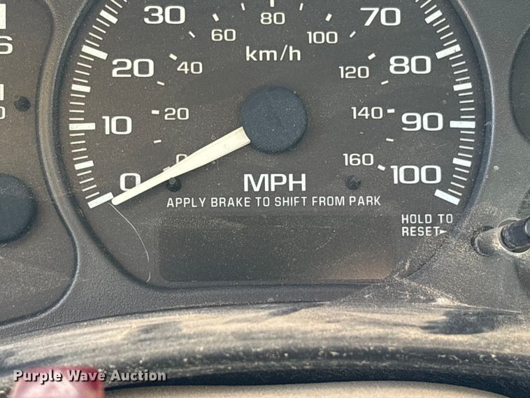 image for item ES8997 2002 Chevrolet Silverado 1500 pickup truck