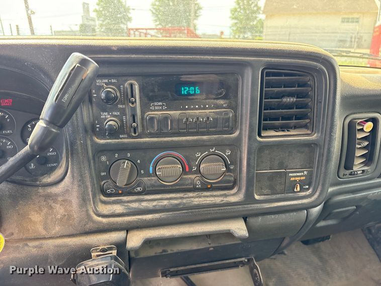 image for item ES8997 2002 Chevrolet Silverado 1500 pickup truck