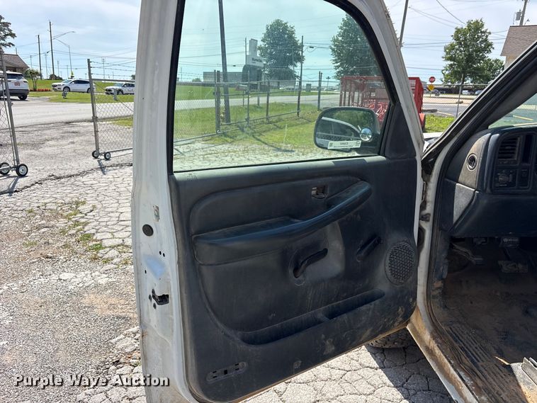 image for item ES8997 2002 Chevrolet Silverado 1500 pickup truck