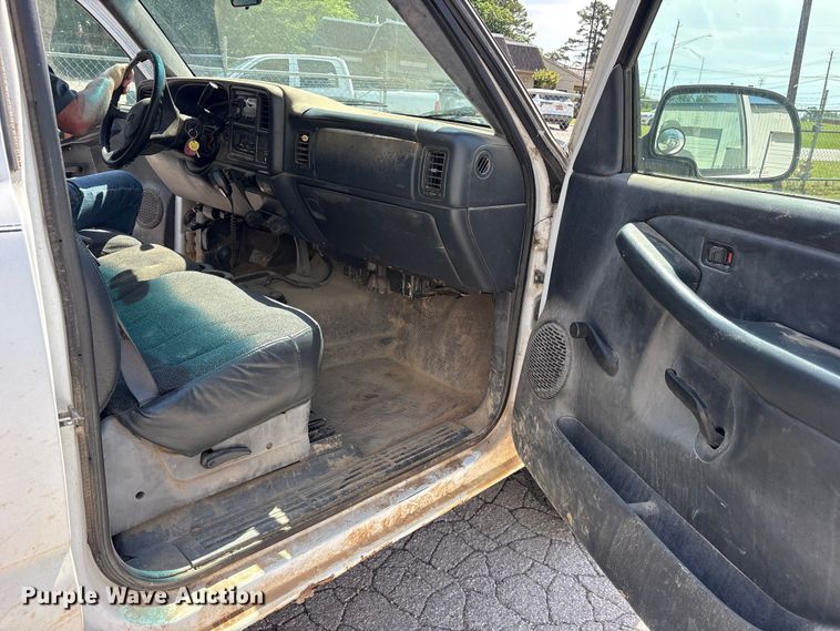image for item ES8997 2002 Chevrolet Silverado 1500 pickup truck