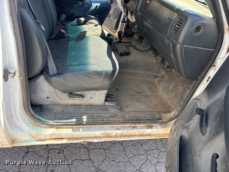 image for item ES8997 2002 Chevrolet Silverado 1500 pickup truck