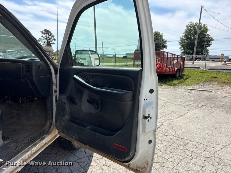 image for item ES8997 2002 Chevrolet Silverado 1500 pickup truck