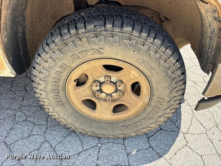 image for item ES8997 2002 Chevrolet Silverado 1500 pickup truck