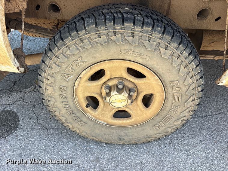 image for item ES8997 2002 Chevrolet Silverado 1500 pickup truck