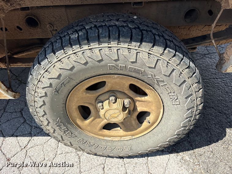 image for item ES8997 2002 Chevrolet Silverado 1500 pickup truck