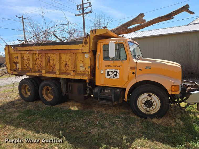 image for item ET1461 2001 International F-4900 dump truck