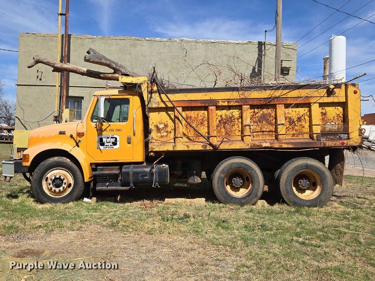 image for item ET1461 2001 International F-4900 dump truck