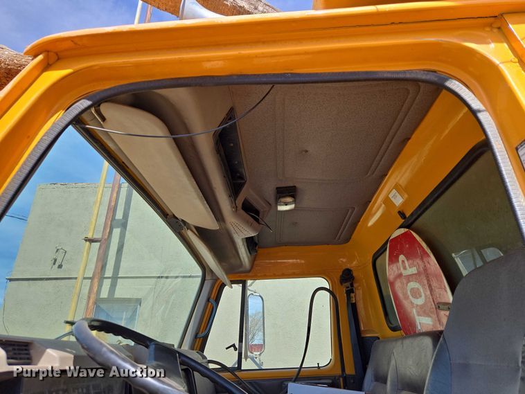 image for item ET1461 2001 International F-4900 dump truck