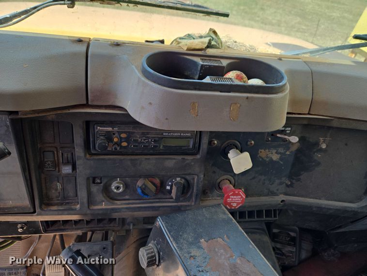 image for item ET1461 2001 International F-4900 dump truck
