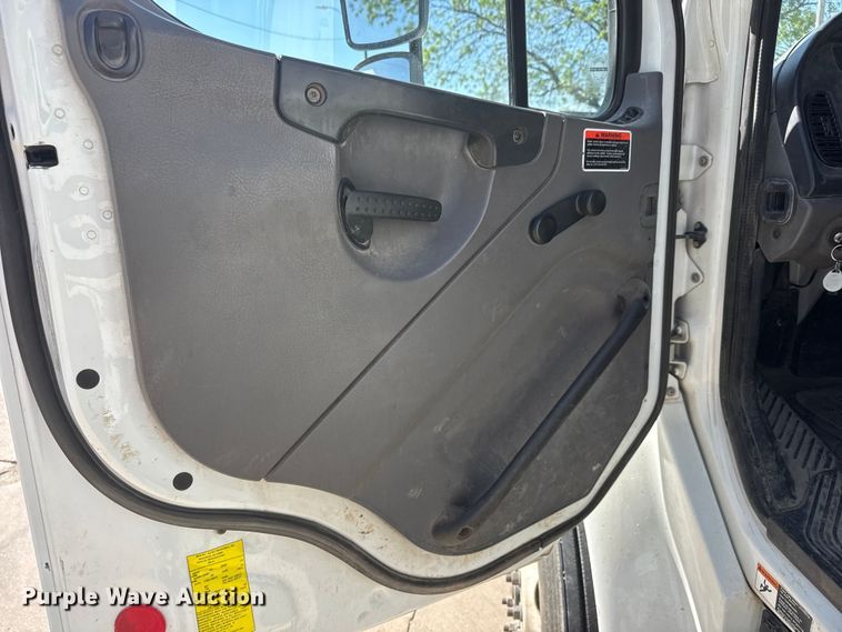 image for item ET1995 2013 Freightliner M2 bucket truck