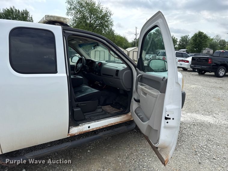 image for item ET6006 2011 Chevrolet Silverado 1500 Ext. Cab pickup truck
