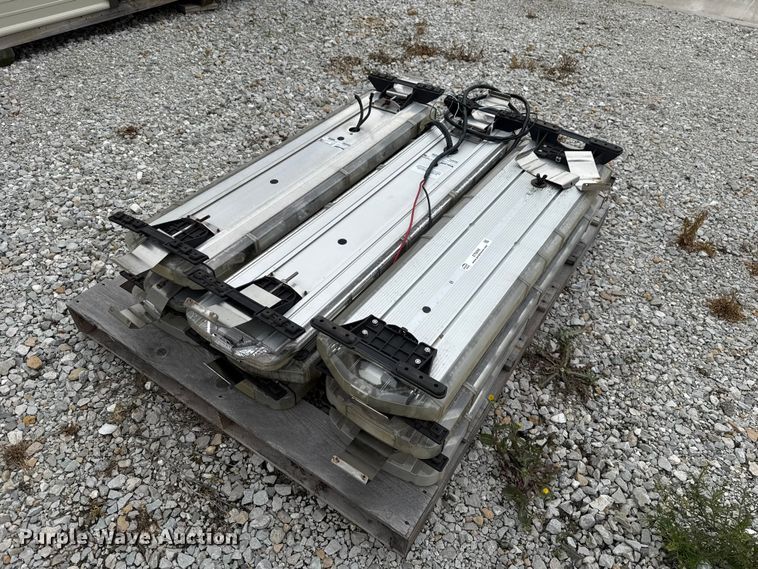 image for item ET6009 (9) Whelen GB2SP3J police lights