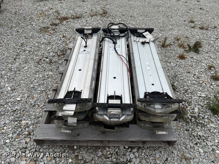 image for item ET6009 (9) Whelen GB2SP3J police lights
