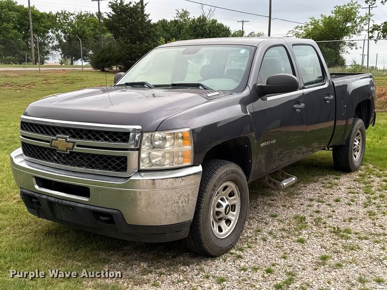 image for item ET6087 2011 Chevrolet Silverado 3500HD Crew Cab pickup truck