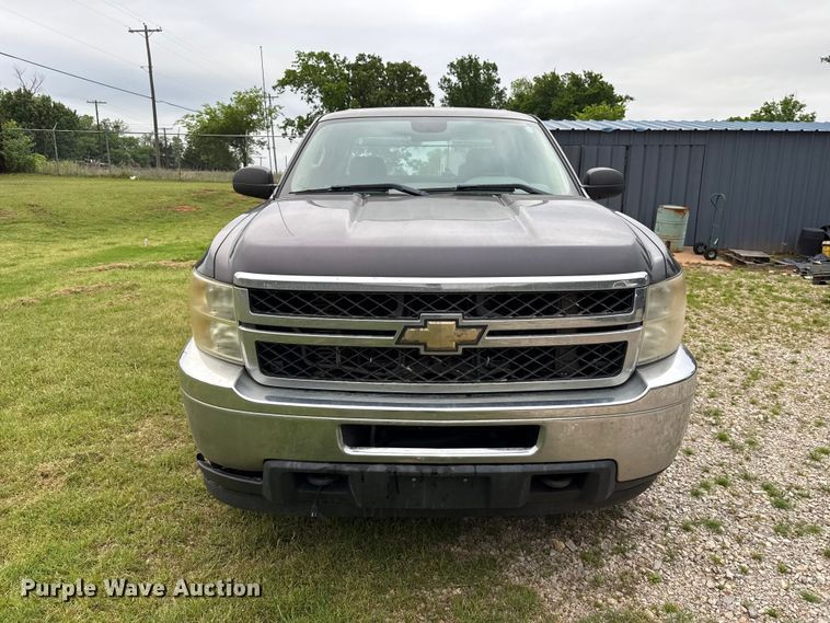 image for item ET6087 2011 Chevrolet Silverado 3500HD Crew Cab pickup truck