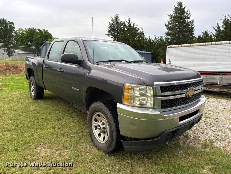 image for item ET6087 2011 Chevrolet Silverado 3500HD Crew Cab pickup truck