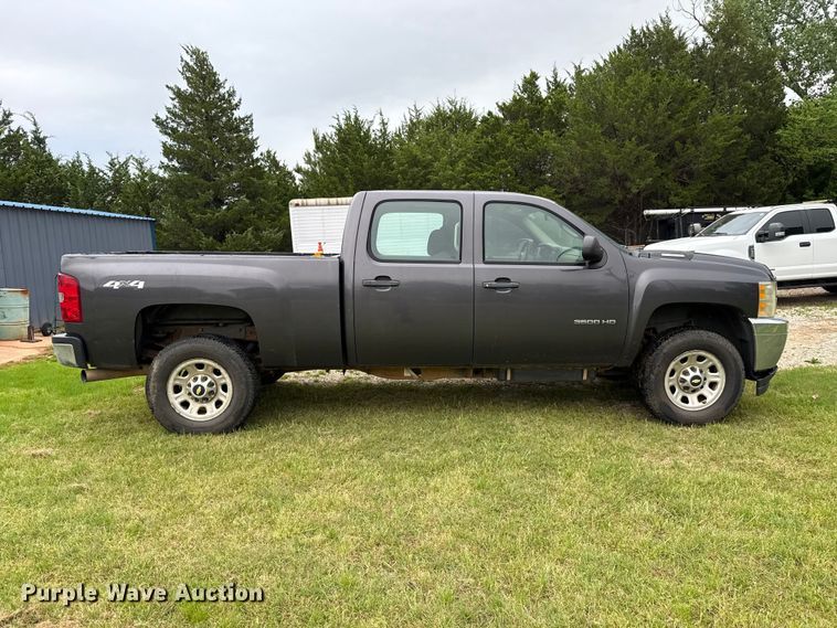 image for item ET6087 2011 Chevrolet Silverado 3500HD Crew Cab pickup truck