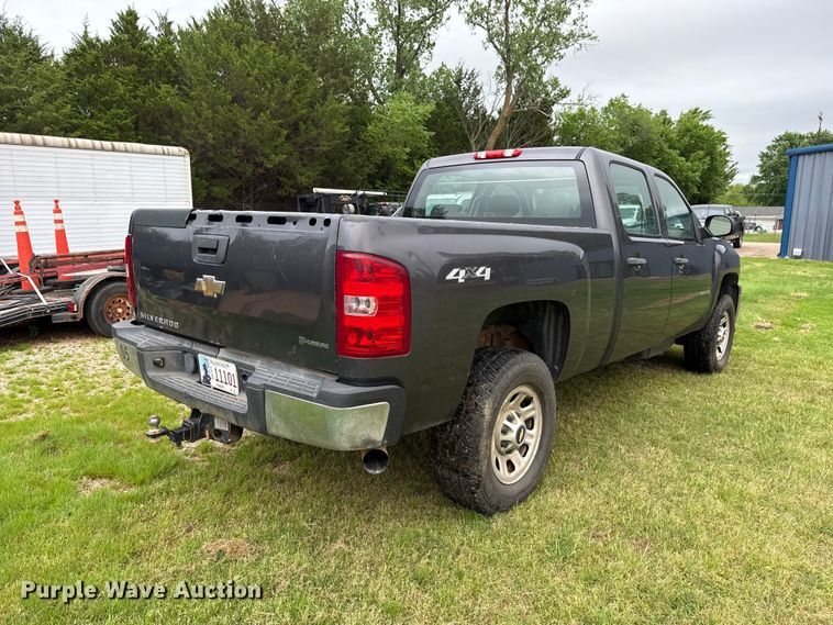 image for item ET6087 2011 Chevrolet Silverado 3500HD Crew Cab pickup truck