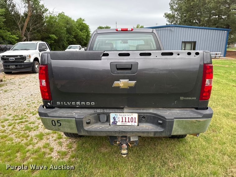 image for item ET6087 2011 Chevrolet Silverado 3500HD Crew Cab pickup truck