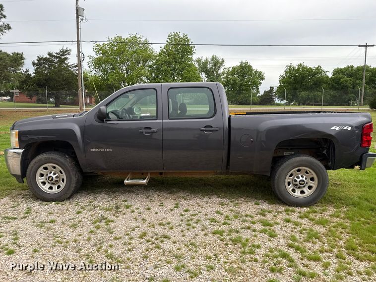 image for item ET6087 2011 Chevrolet Silverado 3500HD Crew Cab pickup truck