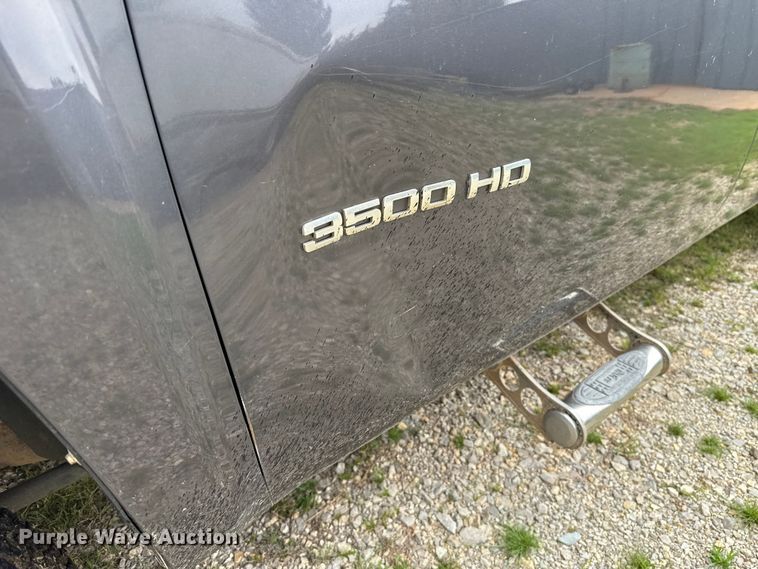 image for item ET6087 2011 Chevrolet Silverado 3500HD Crew Cab pickup truck