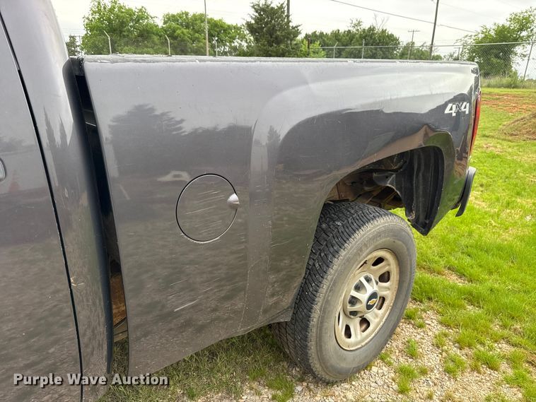 image for item ET6087 2011 Chevrolet Silverado 3500HD Crew Cab pickup truck