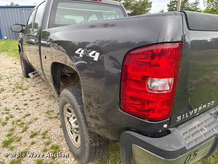 image for item ET6087 2011 Chevrolet Silverado 3500HD Crew Cab pickup truck