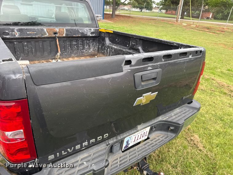 image for item ET6087 2011 Chevrolet Silverado 3500HD Crew Cab pickup truck