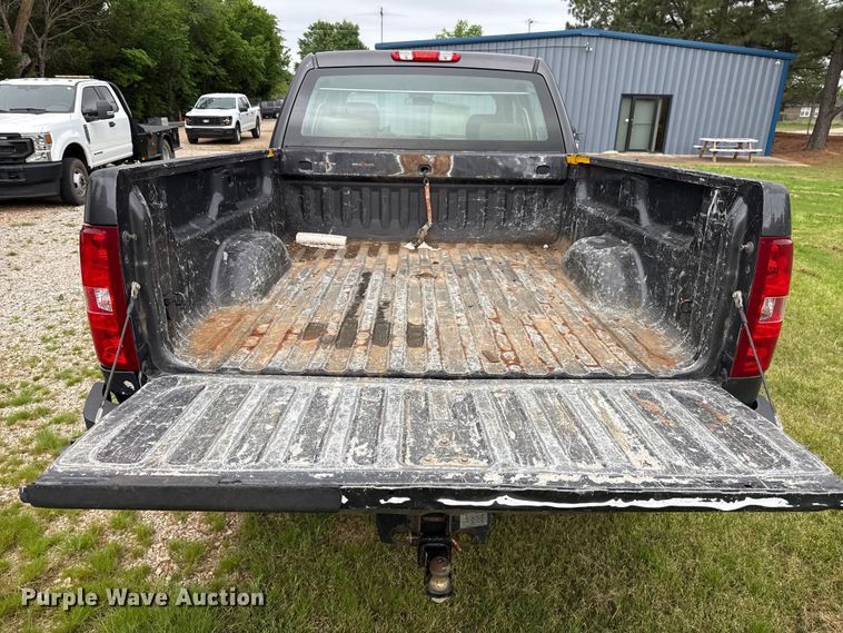 image for item ET6087 2011 Chevrolet Silverado 3500HD Crew Cab pickup truck