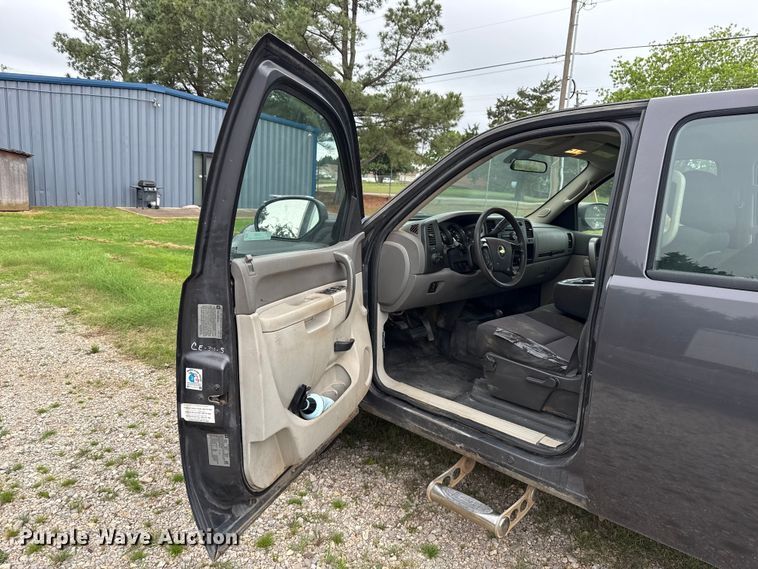 image for item ET6087 2011 Chevrolet Silverado 3500HD Crew Cab pickup truck