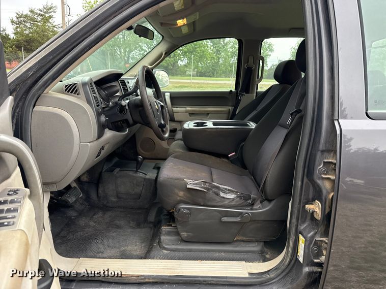 image for item ET6087 2011 Chevrolet Silverado 3500HD Crew Cab pickup truck