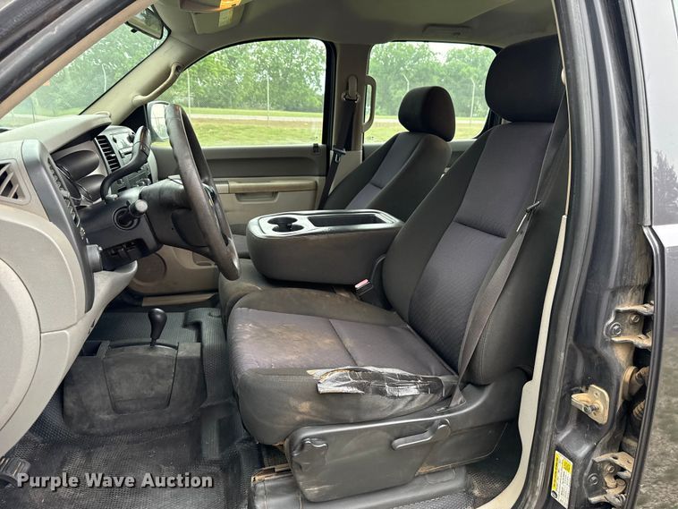 image for item ET6087 2011 Chevrolet Silverado 3500HD Crew Cab pickup truck