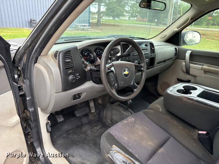 image for item ET6087 2011 Chevrolet Silverado 3500HD Crew Cab pickup truck