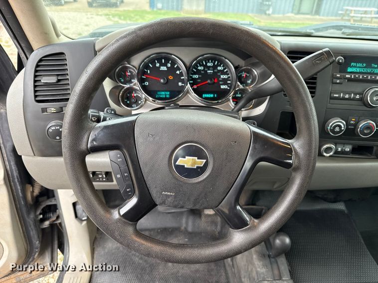 image for item ET6087 2011 Chevrolet Silverado 3500HD Crew Cab pickup truck