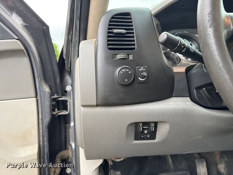image for item ET6087 2011 Chevrolet Silverado 3500HD Crew Cab pickup truck