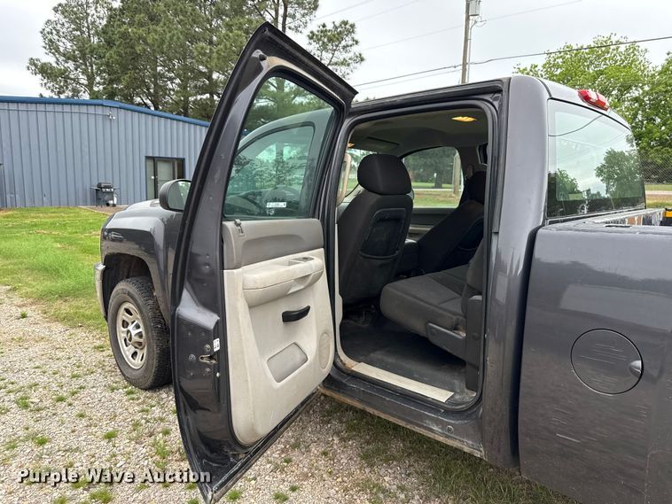 image for item ET6087 2011 Chevrolet Silverado 3500HD Crew Cab pickup truck
