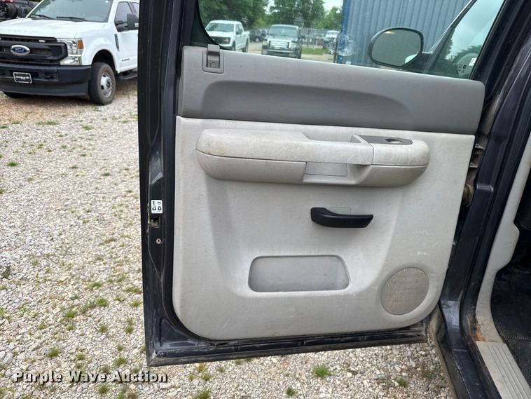 image for item ET6087 2011 Chevrolet Silverado 3500HD Crew Cab pickup truck