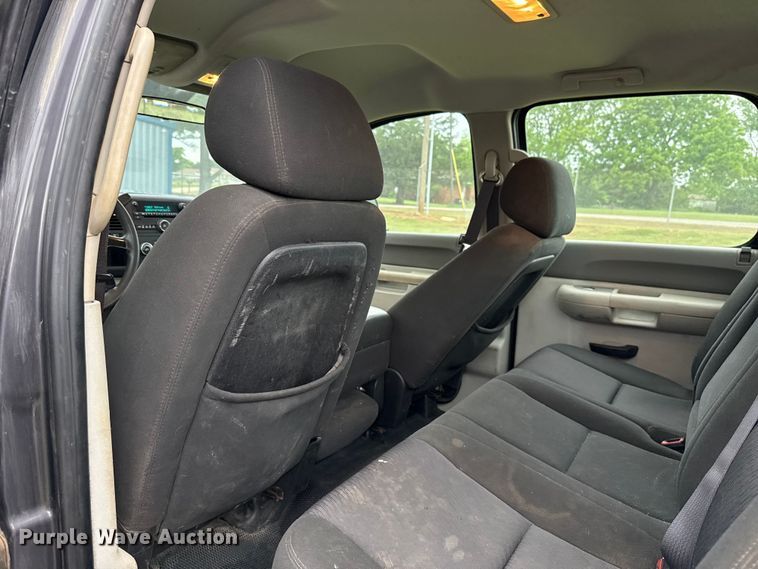 image for item ET6087 2011 Chevrolet Silverado 3500HD Crew Cab pickup truck