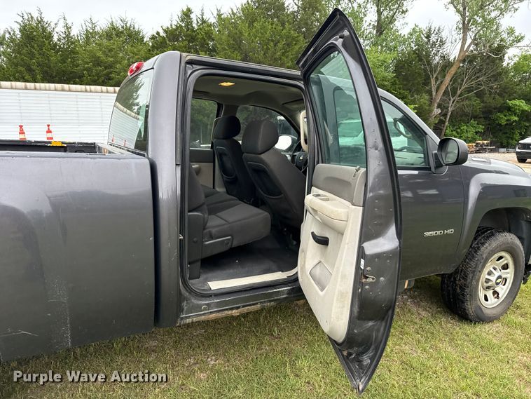 image for item ET6087 2011 Chevrolet Silverado 3500HD Crew Cab pickup truck