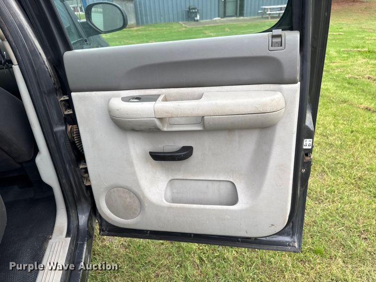 image for item ET6087 2011 Chevrolet Silverado 3500HD Crew Cab pickup truck