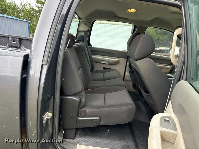 image for item ET6087 2011 Chevrolet Silverado 3500HD Crew Cab pickup truck